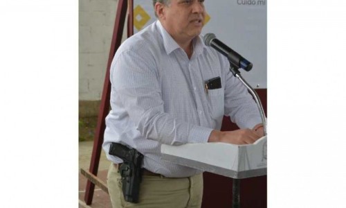 Titular de Seguridad de Veracruz presume doctorado que no existe