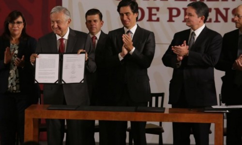 AMLO anuncia fondo junto a HSBC, JP Morgan y Mizuho para refinanciar deuda de Pemex